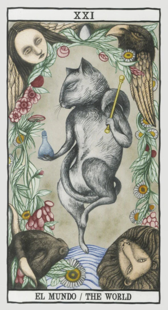 El Mundo tarot card illustration featuring a central cat holding a wand, surrounded by floral borders, a bird, a frog, and two faces, with the Roman numeral XXI and the text 'EL MUNDO / THE WORLD' at the top and bottom.