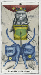 A tarot-style illustration labeled 'VII' at the top and 'EL CARRO / THE CHARIOT' at the bottom, showing a gray cat wearing a gold crown and seated in a yellow-green chariot suspended under a red canopy, with two blue cats below on a rocky landscape.