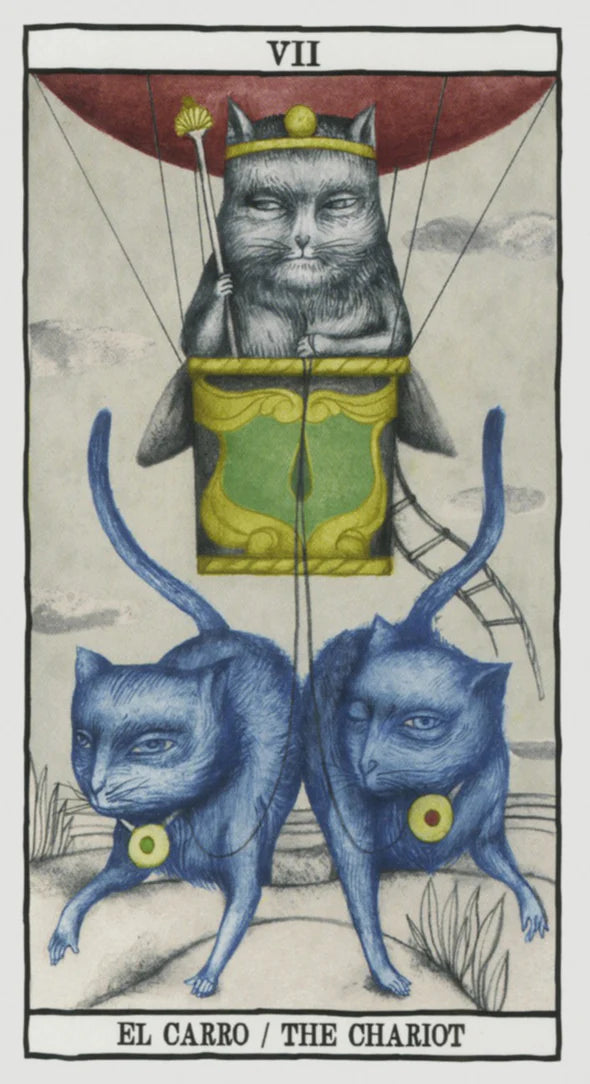 A tarot-style illustration labeled 'VII' at the top and 'EL CARRO / THE CHARIOT' at the bottom, showing a gray cat wearing a gold crown and seated in a yellow-green chariot suspended under a red canopy, with two blue cats below on a rocky landscape.
